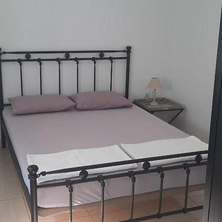 Janis Home Chrani Luaran gambar