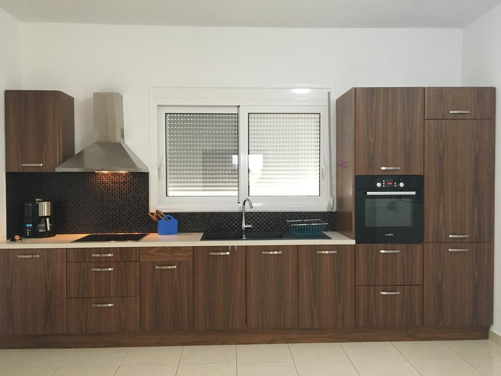 Janis Home Chrani Luaran gambar